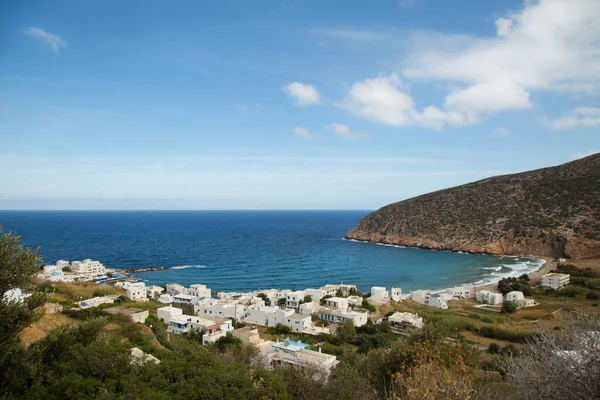 希腊Naxos岛上美丽的Appolonia村和他的白色房子以及碧绿的海洋 — 图库照片