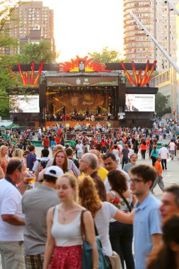 MONTREAL, CANADA - 29 Haziran 2012 'de Kanada' nın Montreal kentinde düzenlenen 33. Uluslararası Caz Festivali 'nde insanlar bir açık hava konserine bakıyorlar.