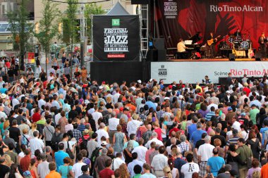 MONTREAL, CANADA - 29 Haziran 2012 'de Kanada' nın Montreal kentinde düzenlenen 33. Uluslararası Caz Festivali 'nde insanlar bir açık hava konserine bakıyorlar.