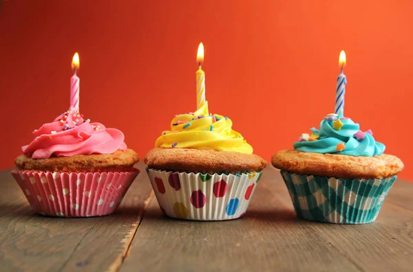 Cupcake Alla Vaniglia Fila Con Glassa Gialla Rosa Blu Una — Foto Stock