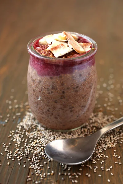 Gesunder Schokoladen Chia Pudding Umgeben Von Chia Samen Mit Beerencoulis — Stockfoto