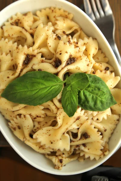 Miska Pełna Farfalle Suchym Pesto Pomidorowym Świeżej Bazylii Górze — Zdjęcie stockowe