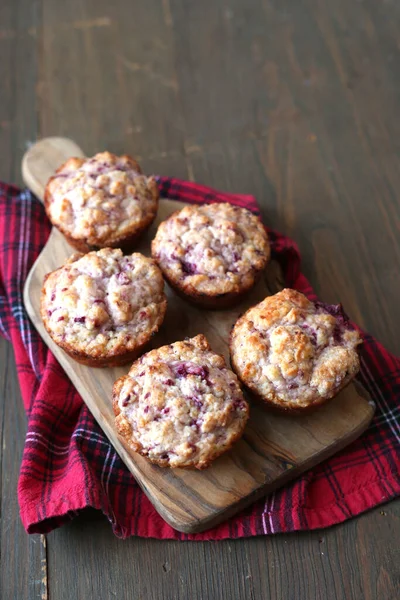 Vijf Zelfgemaakte Fruitmuffins Een Houten Dienblad Rood Tafelkleed — Stockfoto