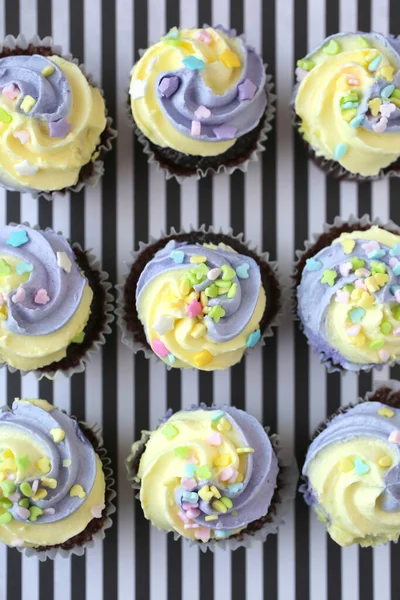 Top View Nine Yellow Lilac Cupcake Black White Lined Background — Stock Photo, Image