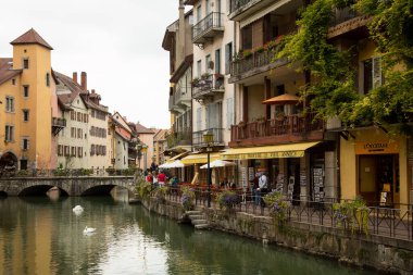 ANNECY-FRANCE-28 Eylül 2015: Fransa 'daki Annecy kanalında kuğular. Ayrıca Alpler 'in Venedik' i ya da Fransız Alpleri 'nin incileri, kanalı ve turkuaz suyuyla.
