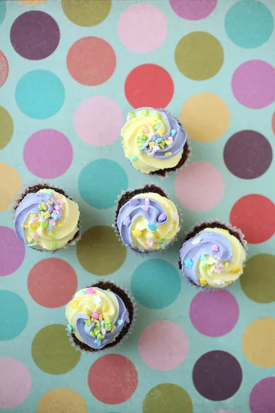 Velikonoční Žlutá Šeříková Čokoláda Cupcake Bonbóny Barevné Obří Polka Tečky — Stock fotografie