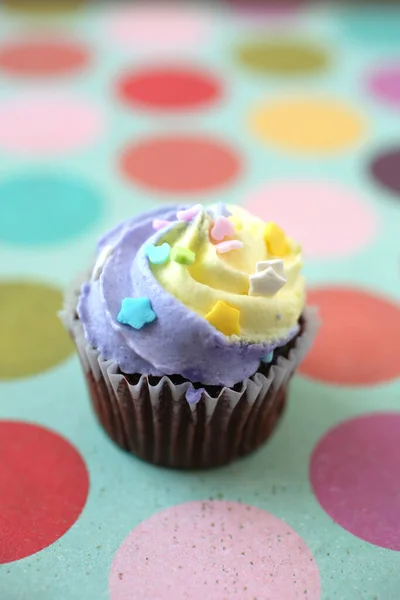 Ostern Gelb Und Lila Schokolade Cupcake Mit Bonbons Auf Einem — Stockfoto