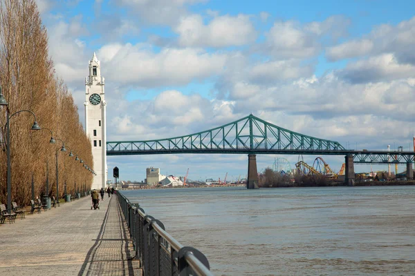 カナダのケベック州のモントリオールで春のシーズン中のジャック カルティエ橋と時計塔の眺め — ストック写真