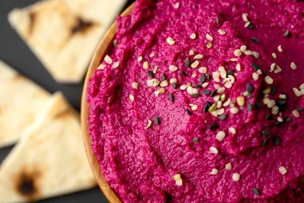 Ovanifrån Och Närbild Färgglad Rödbeta Hummus Med Pita Svart Bakgrund — Stockfoto