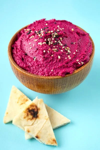 Delicioso Hummus Beterraba Vegetariana Com Pedaços Pita Sobre Fundo Azul — Fotografia de Stock