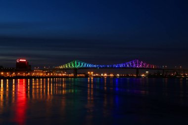 Montreal-CANADA, 20 Nisan 2020: Montreal, Kanada 'da Corona virüsü sırasında Jacques Cartier köprüsünün gökkuşağı renkleriyle güzel manzarası