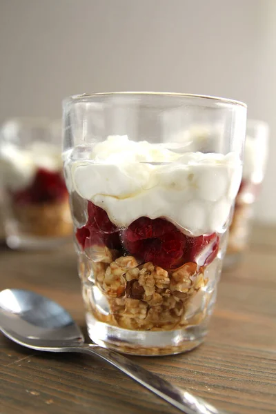 Läcker Yoghurt Med Nötter Och Bär Coulis Ett Glas Med — Stockfoto