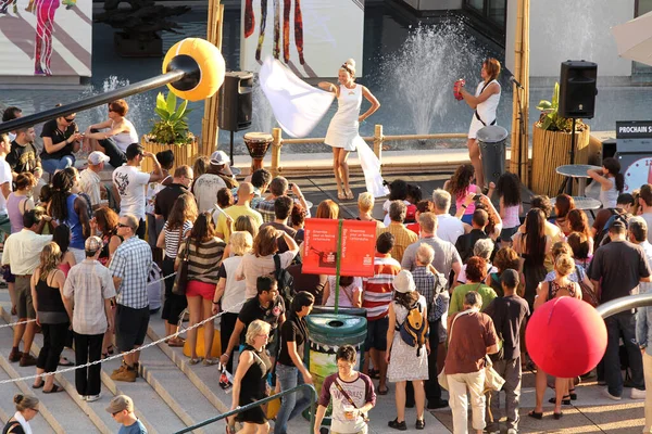 Montreal Canada Juni 2012 Mensen Kijken Naar Een Show Tijdens — Stockfoto