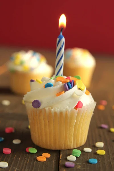 Vanille Geburtstagskuchen Mit Kerze Und Weißem Zuckerguss Voller Kleiner Bonbons — Stockfoto