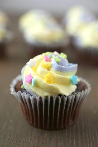 Påsk Gul Och Lila Choklad Cupcake Trä Bakgrund — Stockfoto