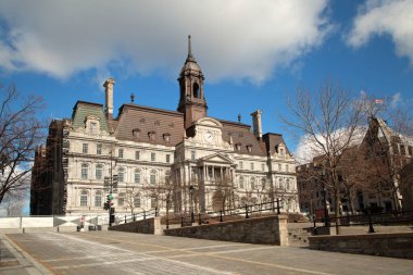 Montreal-CANADA, 15 Nisan 2020 Montreal belediye binası yerel yönetimin merkezidir. Kanada 'da İkinci İmparatorluk stilinin en iyi örneklerinden biridir ve 1984' te Kanada Ulusal Tarih Bölgesi ilan edilmiştir.