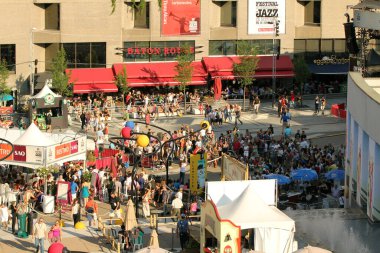 MONTREAL, CANADA - 29 Haziran 2012: İnsanlar Kanada 'nın Montreal kentinde 29 Haziran 2012' de düzenlenen 33. Uluslararası Caz Festivali 'nde bir açık hava konserine bakıyorlar.