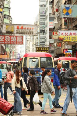 Hong Kong, Çin - 3 Mart 2019 Yoğun bir caddede insanlar karşıdan karşıya geçiyor. Günlük seyahatlerin yüzde 90 'ından fazlası toplu taşımacılık ile yapılıyor, bu da dünyanın en yüksek yüzdesi..
