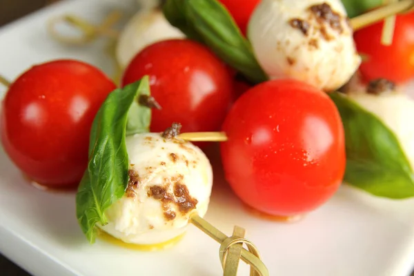 Close Van Tomaat Bocconcini Verse Basilicum Spies Met Balsamico Olijfolie — Stockfoto