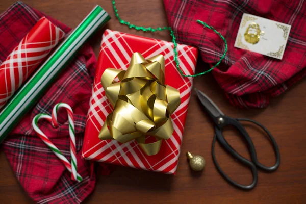 Red Stripes Gift Big Golden Ribbon Top Surrounded Christmas Papers — Stock Photo, Image