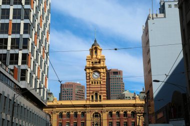 Avustralya 'daki Victoria Melbourne' da farklı bir binayla çevrili Flinders Caddesi tren istasyonu.