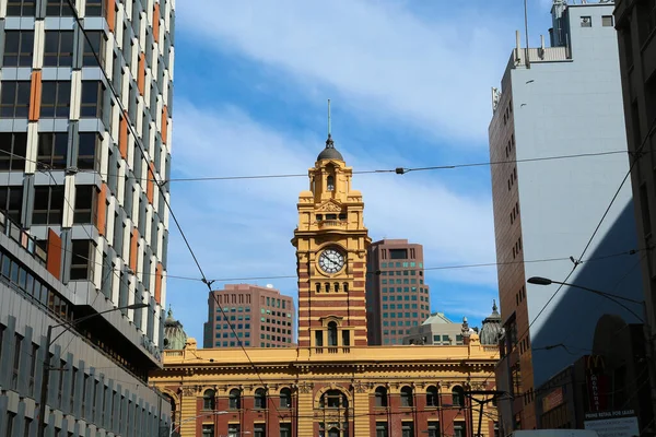 Flinders Street Σιδηροδρομικό Σταθμό Surround Από Διαφορετικά Κτίρια Στη Μελβούρνη — Φωτογραφία Αρχείου