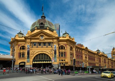 MELBOURNE, AUSTRALIA - 14 Ekim 2016: Flinders Caddesi tren istasyonu Melbourne 'daki Flinders ve Swanston caddelerinin köşesindeki Melbourne metropolitan ağının en işlek istasyonudur. 