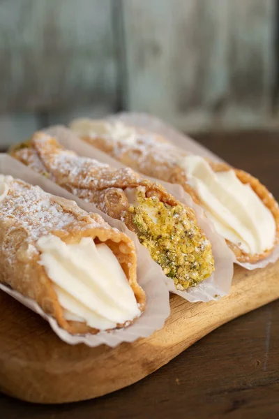 Τρία Ιταλικά Cannolis Φύση Και Φιστίκι Ένα Ντουλάπι Ξύλινο Φόντο — Φωτογραφία Αρχείου