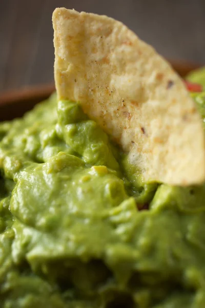 Närbild Nachos Chips Mexikansk Traditionell Guacamole Skål — Stockfoto