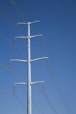 Derin mavi gökyüzü karşı yardımcı programı Kulesi          