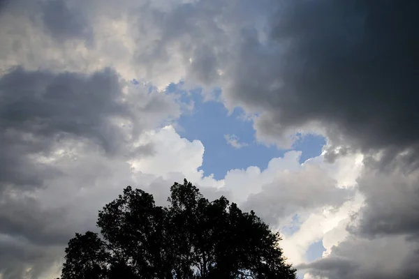 Μαζεύοντας σύννεφα καταιγίδας με το ηλιοβασίλεμα νούμερο 7 — Φωτογραφία Αρχείου