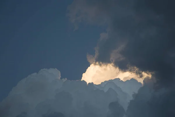 Μαζεύοντας σύννεφα καταιγίδας με το ηλιοβασίλεμα αριθμός φωτός 1 — Φωτογραφία Αρχείου