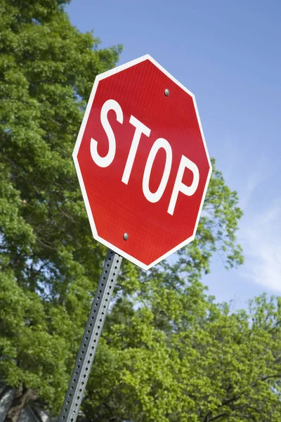 Stop Tanda Dipotong pada Sudut dalam Format Vertikal — Stok Foto
