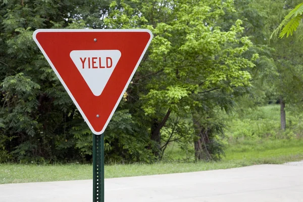 Yield Sign in a Park of Green Trees — Stock Photo, Image