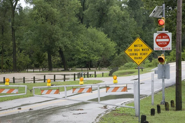 Puerta de inundación de agua alta y señales de advertencia — Foto de Stock