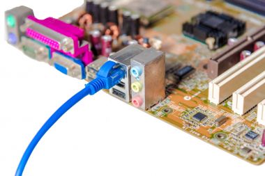 Elektronik devre anakart (ana kurulu, cpu anakart, mantık kurulu, sistem kartı veya mobo kapatın Lan kablosu bilgisayar anakart üzerinde çalışma)