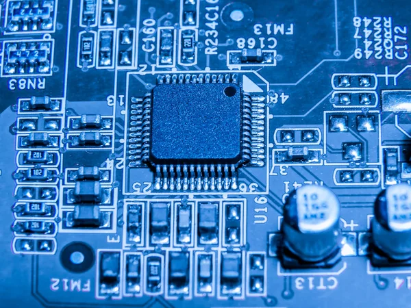 Primer plano de los circuitos electrónicos en tecnología en la placa principal (placa principal, placa base de la CPU, placa lógica, placa de sistema o mobo ) —  Fotos de Stock