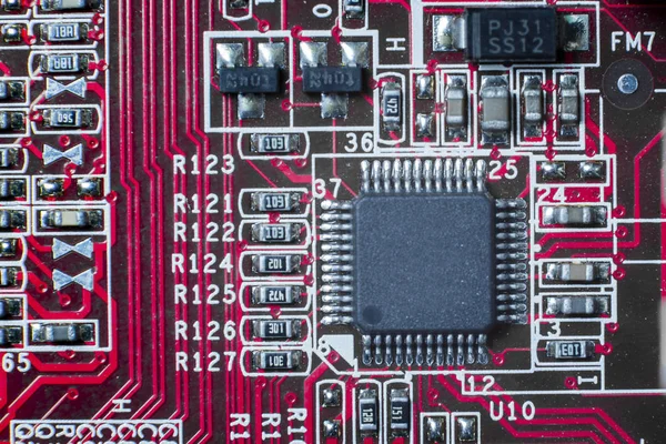 Primer plano de los circuitos electrónicos en tecnología en la placa principal (placa principal, placa base de la CPU, placa lógica, placa de sistema o mobo ) — Foto de Stock