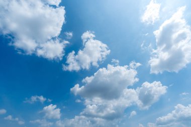 Bulutlu açık mavi gökyüzü 
