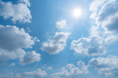 Bulutlu açık mavi gökyüzü 