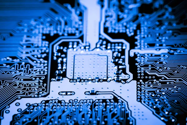 Primer plano de los circuitos electrónicos en tecnología en el fondo de la placa principal (placa principal, placa base de la CPU, placa lógica, placa del sistema o mobo ) —  Fotos de Stock