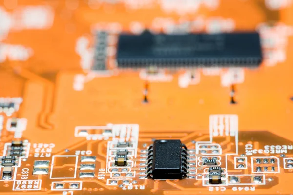 Primer plano de los circuitos electrónicos en tecnología en el fondo de la placa principal (placa principal, placa base de la CPU, placa lógica, placa del sistema o mobo ) — Foto de Stock