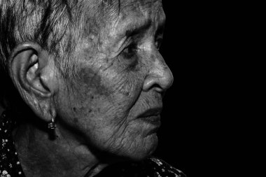 Yalnız kadın kıdemli portre üzgün depresif, duygu, duygular, düşünceli, üst düzey, yaşlı kadın, bekle, kasvetli, endişeli, onun yüz, insan yüz ifadeleri, izole siyah arka plan kapsayan