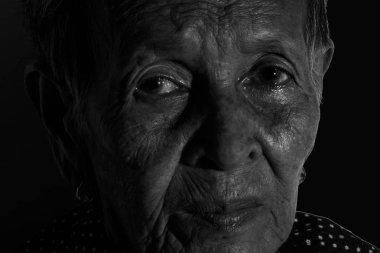 Yalnız kadın kıdemli portre üzgün depresif, duygu, duygular, düşünceli, üst düzey, yaşlı kadın, bekle, kasvetli, endişeli, onun yüz, insan yüz ifadeleri, izole siyah arka plan kapsayan