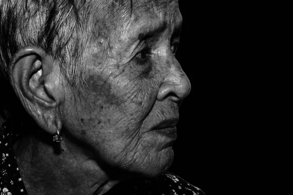 Lonely senior woman portrait sad depressed, emoção, sentimentos, pensativo, sênior, mulher velha, espera, sombrio, preocupado, cobrindo seu rosto, Expressões faciais humanas, fundo preto isolado — Fotografia de Stock