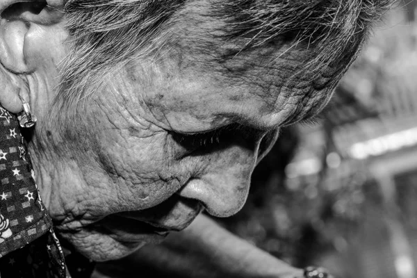 Lonely senior woman portrait sad depressed, emoção, sentimentos, pensativo, sênior, mulher velha, espera, sombrio, preocupado, cobrindo seu rosto, Expressões faciais humanas, fundo preto isolado — Fotografia de Stock