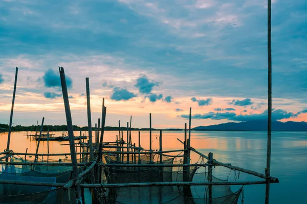 Solnedgången Scenic i Thailand och fiske — Stockfoto