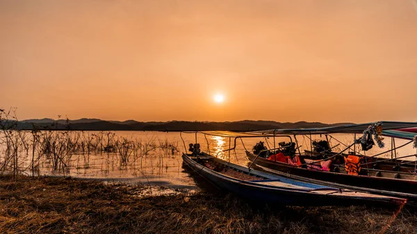 Paisagens natureza barco pôr-do-sol na Tailândia — Fotografia de Stock