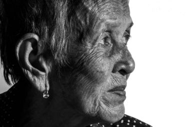 Yalnız kadın kıdemli portre üzgün depresif, duygu, duygular, düşünceli, üst düzey, yaşlı kadın, bekle, kasvetli, endişeli, onun yüz, insan yüz ifadeleri, izole siyah arka plan kapsayan