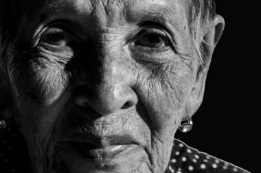 Yalnız kadın kıdemli portre üzgün depresif, duygu, duygular, düşünceli, üst düzey, yaşlı kadın, bekle, kasvetli, endişeli, onun yüz, insan yüz ifadeleri, izole siyah arka plan kapsayan